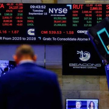 Foreign capital flows into US stocks hit record as appetite for debt fades
